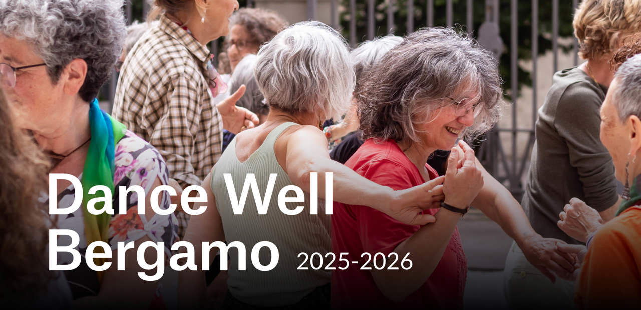 Immagine di persone che danzano in una lezione di Dance Well