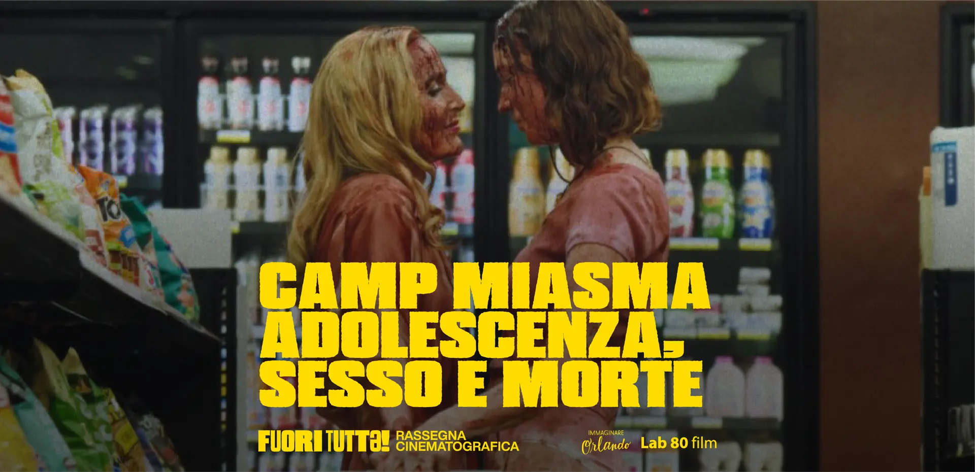 le due protagoniste del film una di fronte all'altra si guardano intensamente, abbracciate e ricoperte di sangue nella corsia si un supermarket